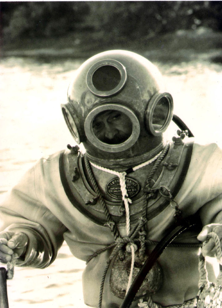 A spoge diver from c. 1900. www.divingheritage.com